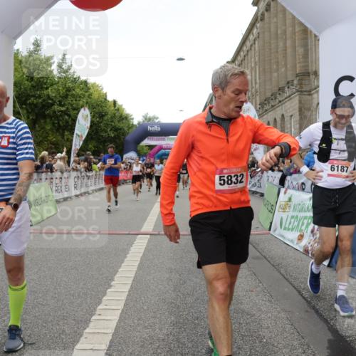 06.09.2026 - CURREX Alsterlauf Yannick Fuchs http://msf.ph/oto/10119766 06.09.2026 10:00:39 Ziel 2124, 2531, 2545, 2721, 3604, 3820, 3837, 3848, 3979, 4084, 4577, 4900, 5108, 5467, 5567, 5832, 5833, 6106, 6180, 6187, 6436, 8063, 8140 meine-sportfotos.de