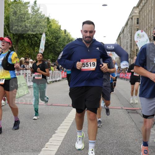 06.09.2026 - CURREX Alsterlauf Yannick Fuchs http://msf.ph/oto/10120046 06.09.2026 10:00:49 Ziel 2531, 2698, 2849, 2895, 3068, 3274, 3295, 3604, 3727, 3820, 3979, 4084, 4414, 5077, 5108, 5240, 5460, 5519, 5577, 5724, 5930, 6106, 6257, 6397, 6480, 8068, 8140, 8293 meine-sportfotos.de