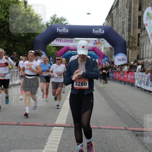 06.09.2026 - CURREX Alsterlauf Yannick Fuchs http://msf.ph/oto/10121149 06.09.2026 10:01:28 Ziel 2400, 2492, 3195, 3280, 3401, 3518, 3730, 4055, 4580, 4883, 4884, 5012, 5060, 5139, 5237, 5424, 5523, 5598, 5745, 5793, 6018, 6027, 6033, 6145, 6445 meine-sportfotos.de
