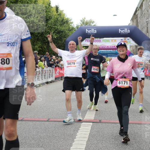 06.09.2026 - CURREX Alsterlauf Yannick Fuchs http://msf.ph/oto/10121797 06.09.2026 10:01:51 Ziel 2040, 2229, 2375, 2385, 2977, 3150, 3322, 3448, 3563, 3618, 4067, 4117, 4162, 4608, 4618, 5186, 5380, 5429, 5542, 5679, 5734, 5899, 6171, 6341, 8122 meine-sportfotos.de