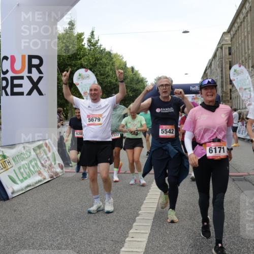 06.09.2026 - CURREX Alsterlauf Yannick Fuchs http://msf.ph/oto/10121892 06.09.2026 10:01:53 Ziel 2040, 2229, 2375, 2385, 2977, 3150, 3322, 3448, 3563, 3618, 4117, 4162, 4608, 4618, 5186, 5380, 5542, 5679, 5734, 5899, 6171, 6341, 8096, 8122 meine-sportfotos.de
