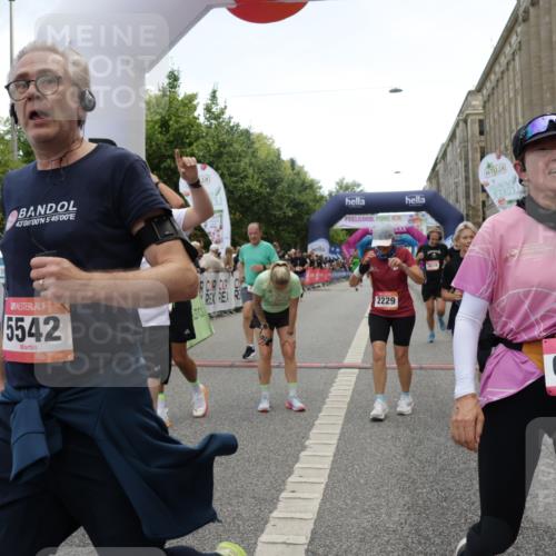 06.09.2026 - CURREX Alsterlauf Yannick Fuchs http://msf.ph/oto/10121927 06.09.2026 10:01:54 Ziel 2040, 2229, 2375, 2977, 3150, 3322, 3448, 3563, 3618, 4117, 4162, 4608, 4618, 5186, 5265, 5380, 5542, 5679, 5899, 6171, 6341, 8096, 8122 meine-sportfotos.de