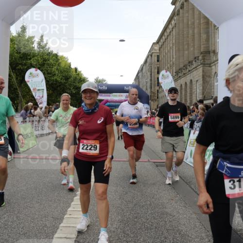 06.09.2026 - CURREX Alsterlauf Yannick Fuchs http://msf.ph/oto/10122011 06.09.2026 10:01:57 Ziel 2040, 2113, 2229, 2375, 2775, 3150, 3322, 3448, 3585, 3618, 4127, 4618, 5265, 5380, 5542, 5679, 5769, 5899, 6171, 6208, 6341, 8096 meine-sportfotos.de