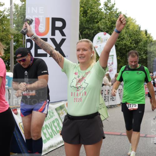 06.09.2026 - CURREX Alsterlauf Yannick Fuchs http://msf.ph/oto/10122072 06.09.2026 10:02:03 Ziel 2113, 2775, 3090, 3547, 3585, 3883, 4127, 5013, 5265, 5466, 5485, 5769, 5899, 6208, 8096 meine-sportfotos.de