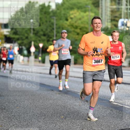 06.09.2026 - CURREX Alsterlauf Dr. Thomas Lammeyer http://msf.ph/oto/10122250 06.09.2026 09:37:20 Laufen 2854, 42, 3667, 8254, 4502 meine-sportfotos.de