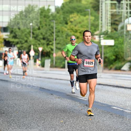 06.09.2026 - CURREX Alsterlauf Dr. Thomas Lammeyer http://msf.ph/oto/10122316 06.09.2026 09:37:30 Laufen 5925 meine-sportfotos.de