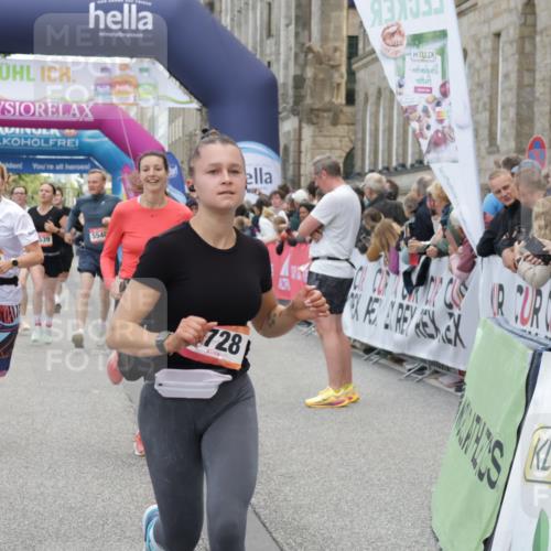 06.09.2026 - CURREX Alsterlauf Yannick Fuchs http://msf.ph/oto/10122339 06.09.2026 10:02:13 Ziel 2389, 2513, 2700, 3090, 3728, 3800, 4097, 4734, 5109, 5485, 5539, 5540, 5728, 6383, 8175 meine-sportfotos.de