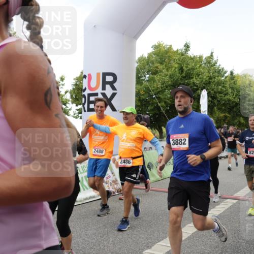 06.09.2026 - CURREX Alsterlauf Yannick Fuchs http://msf.ph/oto/10122978 06.09.2026 10:02:35 Ziel 2135, 2304, 2486, 2488, 2886, 3028, 3042, 3062, 3089, 3532, 3584, 3790, 3858, 3882, 4173, 4285, 4325, 4550, 4594, 4624, 5379, 5517, 5908, 6152, 6174, 6203, 6431, 8268, 8331 meine-sportfotos.de