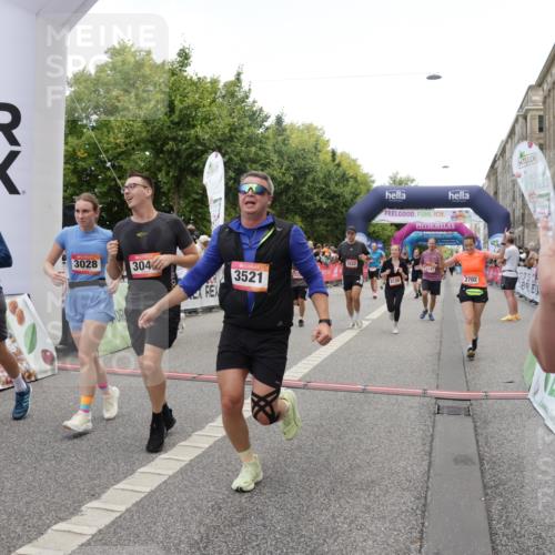 06.09.2026 - CURREX Alsterlauf Yannick Fuchs http://msf.ph/oto/10123126 06.09.2026 10:02:40 Ziel 2135, 2304, 2486, 2488, 2702, 2954, 3028, 3042, 3089, 3221, 3222, 3532, 3584, 3790, 3858, 3882, 4173, 4263, 4285, 4325, 4550, 4594, 4624, 5379, 5908, 6120, 6174, 6203, 6219, 6431, 8121, 8147, 8244, 8268, 8305, 8331 meine-sportfotos.de