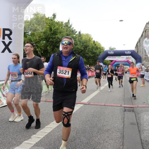 06.09.2026 - CURREX Alsterlauf Yannick Fuchs http://msf.ph/oto/10123141 06.09.2026 10:02:40 Ziel 2135, 2304, 2486, 2488, 2702, 2954, 3028, 3042, 3089, 3221, 3222, 3532, 3584, 3790, 3858, 3882, 4173, 4263, 4285, 4325, 4550, 4594, 4624, 5379, 5908, 6120, 6174, 6203, 6219, 6431, 8121, 8147, 8244, 8268, 8305, 8331 meine-sportfotos.de