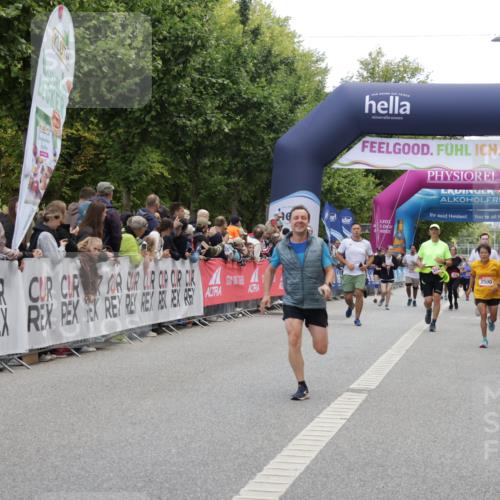 06.09.2026 - CURREX Alsterlauf Yannick Fuchs http://msf.ph/oto/10123376 06.09.2026 10:02:48 Ziel 2500, 2702, 2954, 3221, 3222, 4263, 5366, 5693, 5698, 6120, 6219, 8121, 8147, 8244, 8282, 8305 meine-sportfotos.de