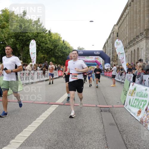 06.09.2026 - CURREX Alsterlauf Yannick Fuchs http://msf.ph/oto/10123637 06.09.2026 10:02:56 Ziel 2500, 2687, 3338, 3721, 3909, 4345, 4348, 4474, 4475, 4730, 5190, 5366, 5465, 5659, 5771, 5780, 5865, 5866, 6398, 8282 meine-sportfotos.de