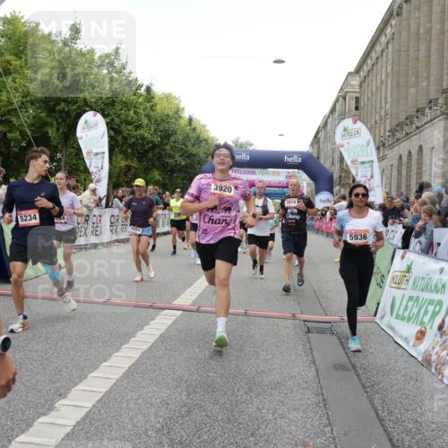 06.09.2026 - CURREX Alsterlauf Yannick Fuchs http://msf.ph/oto/10124005 06.09.2026 10:03:09 Ziel 2096, 2778, 3096, 3626, 3762, 3919, 3920, 4229, 4310, 4454, 4519, 4919, 4922, 4936, 5047, 5234, 5756, 5903, 5936, 6046, 6049, 6264, 6324, 6379, 8043, 8100, 8288 meine-sportfotos.de