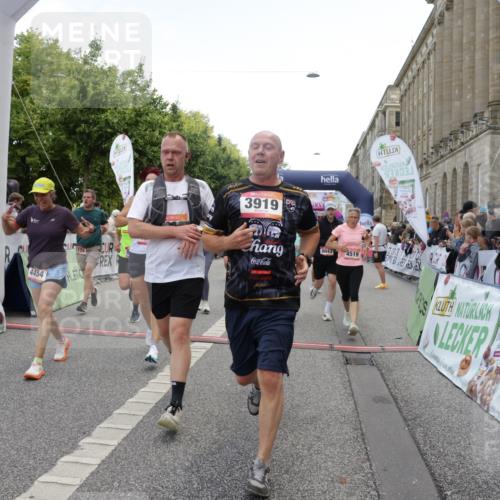 06.09.2026 - CURREX Alsterlauf Yannick Fuchs http://msf.ph/oto/10124074 06.09.2026 10:03:10 Ziel 2096, 2778, 3096, 3626, 3762, 3919, 3920, 4229, 4310, 4454, 4519, 4919, 4922, 4936, 5047, 5234, 5653, 5756, 5903, 5936, 6046, 6049, 6264, 6324, 6379, 8043, 8100, 8288 meine-sportfotos.de