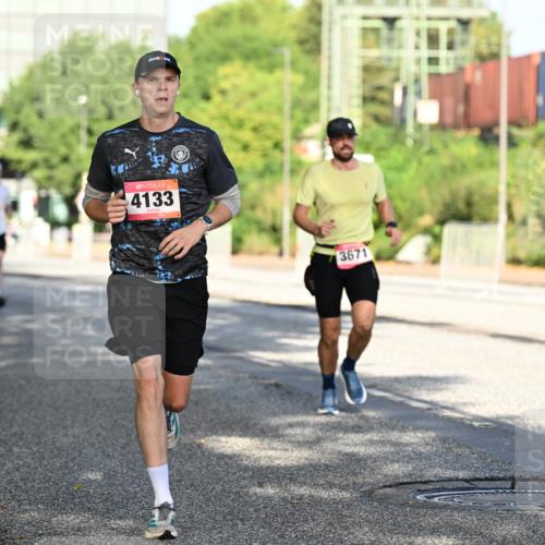 06.09.2026 - CURREX Alsterlauf Dr. Thomas Lammeyer http://msf.ph/oto/10124668 06.09.2026 09:42:00 Laufen 4133, 3671, 4039 meine-sportfotos.de