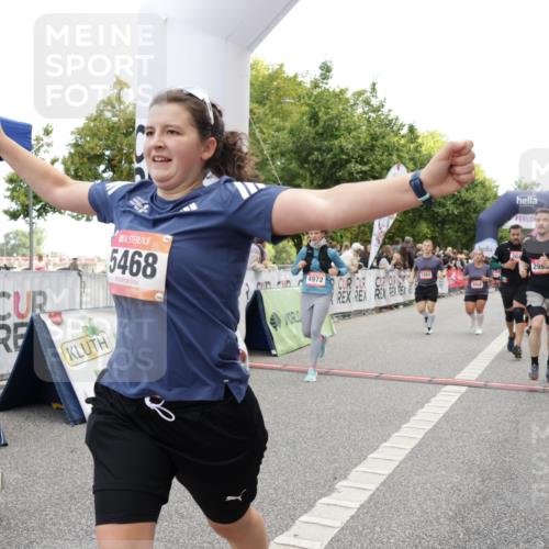 06.09.2026 - CURREX Alsterlauf Yannick Fuchs http://msf.ph/oto/10125381 06.09.2026 10:03:56 Ziel 2042, 2989, 3094, 3378, 3384, 3405, 3651, 3766, 4004, 4132, 4672, 4968, 4972, 4979, 5284, 5468, 5911, 6247, 8044, 8079 meine-sportfotos.de