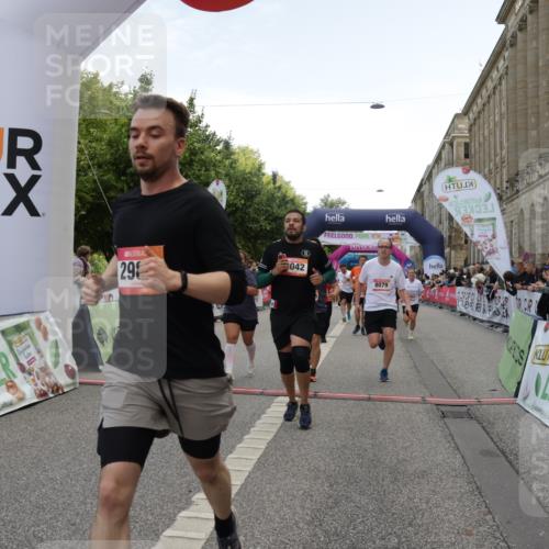 06.09.2026 - CURREX Alsterlauf Yannick Fuchs http://msf.ph/oto/10125433 06.09.2026 10:03:58 Ziel 2042, 2657, 2989, 3094, 3378, 3384, 3405, 3651, 3745, 3752, 3766, 4004, 4672, 4968, 4972, 4979, 5284, 5468, 6247, 8044, 8079 meine-sportfotos.de