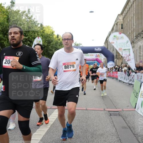 06.09.2026 - CURREX Alsterlauf Yannick Fuchs http://msf.ph/oto/10125456 06.09.2026 10:03:59 Ziel 2042, 2657, 2989, 3378, 3384, 3651, 3745, 3752, 3766, 4004, 4672, 4968, 4972, 4979, 5061, 5284, 5468, 6247, 8044, 8079 meine-sportfotos.de