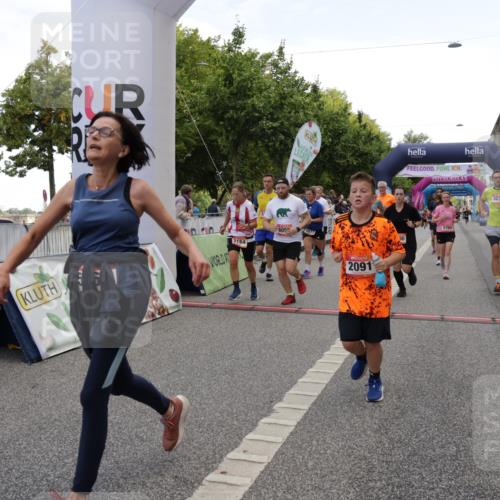 06.09.2026 - CURREX Alsterlauf Yannick Fuchs http://msf.ph/oto/10125608 06.09.2026 10:04:05 Ziel 2091, 2164, 2657, 2677, 3100, 3239, 3378, 3384, 3562, 3697, 3745, 3747, 3752, 4004, 4495, 4634, 4672, 4943, 4968, 4979, 5004, 5061, 5157, 5284, 5401, 5709, 6056, 8044, 8079 meine-sportfotos.de