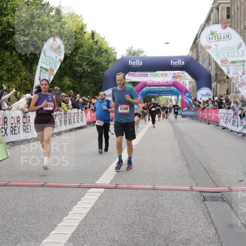 06.09.2026 - CURREX Alsterlauf Yannick Fuchs http://msf.ph/oto/10125816 06.09.2026 10:04:13 Ziel 2164, 2346, 2677, 2830, 3100, 3239, 3562, 3697, 3747, 4119, 4288, 4495, 4634, 4943, 5004, 5157, 5401, 5674, 5709, 5713, 6056, 8225 meine-sportfotos.de