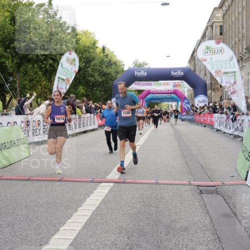 06.09.2026 - CURREX Alsterlauf Yannick Fuchs http://msf.ph/oto/10125823 06.09.2026 10:04:14 Ziel 2346, 2677, 2830, 3697, 3747, 4119, 4288, 4495, 4634, 4943, 5004, 5157, 5674, 5709, 5713, 8225 meine-sportfotos.de