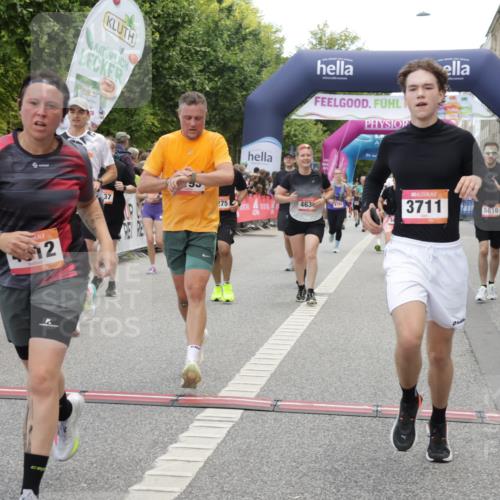 06.09.2026 - CURREX Alsterlauf Yannick Fuchs http://msf.ph/oto/10126071 06.09.2026 10:04:23 Ziel 2025, 2303, 2437, 2830, 3435, 3711, 3959, 3962, 4119, 4131, 4376, 4630, 4812, 5046, 5713, 5718, 5816, 6193 meine-sportfotos.de