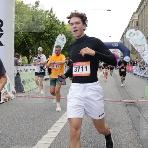 06.09.2026 - CURREX Alsterlauf Yannick Fuchs http://msf.ph/oto/10126096 06.09.2026 10:04:24 Ziel 2025, 2303, 2437, 3435, 3711, 3959, 3962, 4119, 4131, 4376, 4630, 4812, 5046, 5713, 5718, 5816, 6193 meine-sportfotos.de