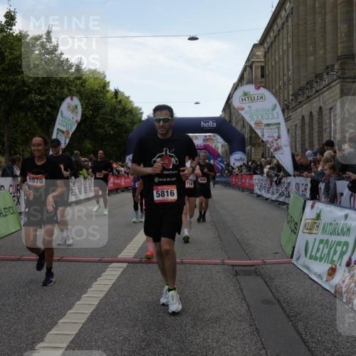 06.09.2026 - CURREX Alsterlauf Yannick Fuchs http://msf.ph/oto/10126178 06.09.2026 10:04:27 Ziel 2025, 2303, 2437, 2581, 3435, 3696, 3711, 3959, 3962, 4131, 4179, 4376, 4630, 4768, 4812, 5046, 5718, 5816, 6193 meine-sportfotos.de