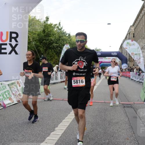 06.09.2026 - CURREX Alsterlauf Yannick Fuchs http://msf.ph/oto/10126206 06.09.2026 10:04:28 Ziel 2025, 2303, 2437, 2581, 3435, 3696, 3711, 4179, 4376, 4630, 4768, 4812, 5046, 5718, 5816, 6193 meine-sportfotos.de