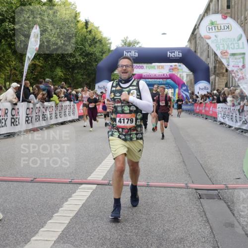 06.09.2026 - CURREX Alsterlauf Yannick Fuchs http://msf.ph/oto/10126247 06.09.2026 10:04:31 Ziel 2025, 2303, 2437, 2581, 2988, 2991, 2993, 3435, 3696, 3711, 3807, 4052, 4179, 4376, 4431, 4630, 4768, 5071, 5644, 5718, 5816, 6193 meine-sportfotos.de