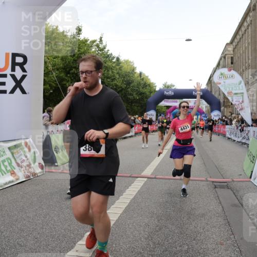 06.09.2026 - CURREX Alsterlauf Yannick Fuchs http://msf.ph/oto/10126483 06.09.2026 10:04:37 Ziel 2581, 2988, 2991, 2993, 3101, 3696, 3807, 4052, 4179, 4431, 4744, 4768, 5071, 5503, 5644, 5767, 6063, 8237 meine-sportfotos.de