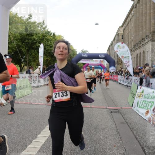 06.09.2026 - CURREX Alsterlauf Yannick Fuchs http://msf.ph/oto/10126958 06.09.2026 10:04:53 Ziel 2095, 2133, 2278, 2343, 2776, 3109, 3412, 3452, 4413, 4415, 4593, 4704, 4892, 5504, 5566, 5568, 6282, 8242 meine-sportfotos.de