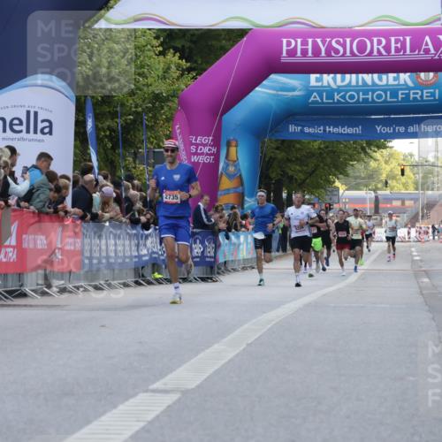 06.09.2026 - CURREX Alsterlauf Yannick Fuchs http://msf.ph/oto/10128846 06.09.2026 09:37:13 Ziel 6005, 6006, 6008 meine-sportfotos.de