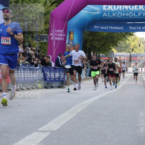 06.09.2026 - CURREX Alsterlauf Yannick Fuchs http://msf.ph/oto/10128892 06.09.2026 09:37:16 Ziel 2735, 6006, 6008 meine-sportfotos.de