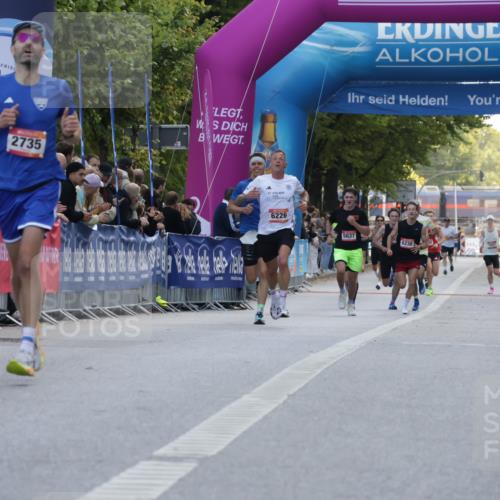 06.09.2026 - CURREX Alsterlauf Yannick Fuchs http://msf.ph/oto/10128902 06.09.2026 09:37:16 Ziel 2735, 6006, 6008 meine-sportfotos.de