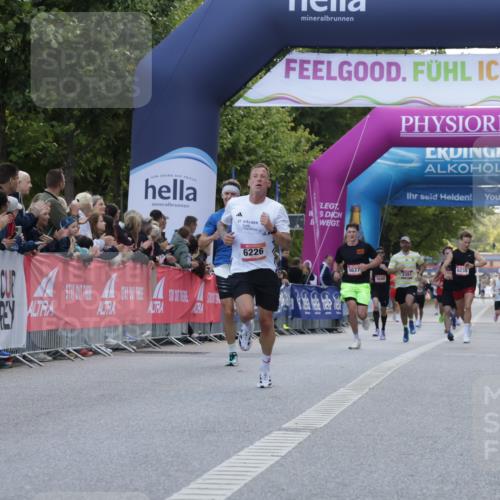 06.09.2026 - CURREX Alsterlauf Yannick Fuchs http://msf.ph/oto/10128994 06.09.2026 09:37:21 Ziel 2735, 6008, 6057, 6226 meine-sportfotos.de
