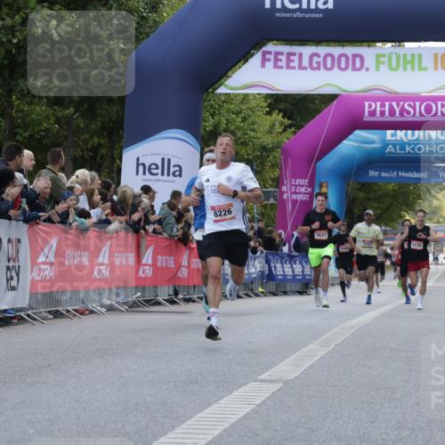 06.09.2026 - CURREX Alsterlauf Yannick Fuchs http://msf.ph/oto/10129002 06.09.2026 09:37:21 Ziel 2735, 6008, 6057, 6226 meine-sportfotos.de