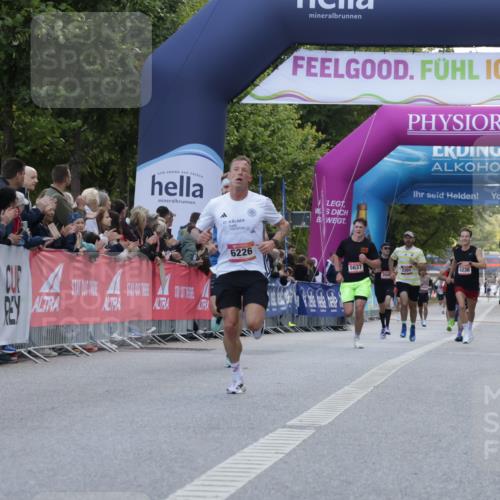 06.09.2026 - CURREX Alsterlauf Yannick Fuchs http://msf.ph/oto/10129008 06.09.2026 09:37:21 Ziel 2735, 6008, 6057, 6226 meine-sportfotos.de
