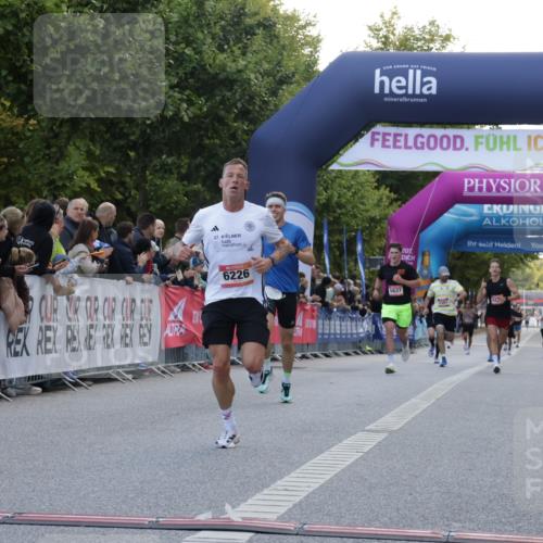 06.09.2026 - CURREX Alsterlauf Yannick Fuchs http://msf.ph/oto/10129042 06.09.2026 09:37:22 Ziel 2735, 6008, 6057, 6226 meine-sportfotos.de