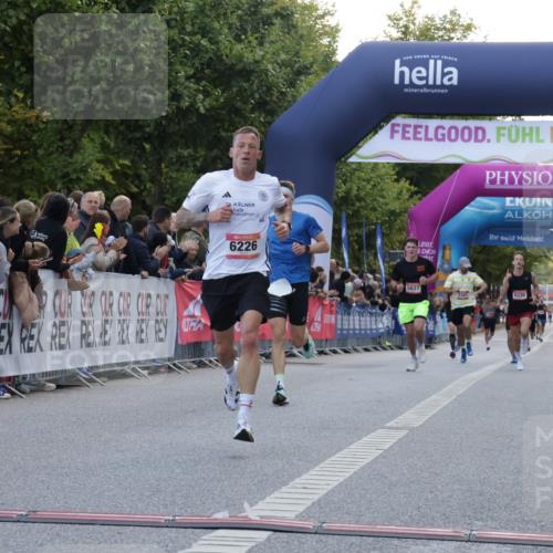 06.09.2026 - CURREX Alsterlauf Yannick Fuchs http://msf.ph/oto/10129052 06.09.2026 09:37:22 Ziel 2735, 6008, 6057, 6226 meine-sportfotos.de