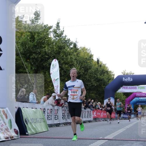 06.09.2026 - CURREX Alsterlauf Yannick Fuchs http://msf.ph/oto/10130138 06.09.2026 09:38:01 Ziel 2562, 2802, 3382, 4176, 5901, 6001, 6300, 8011 meine-sportfotos.de