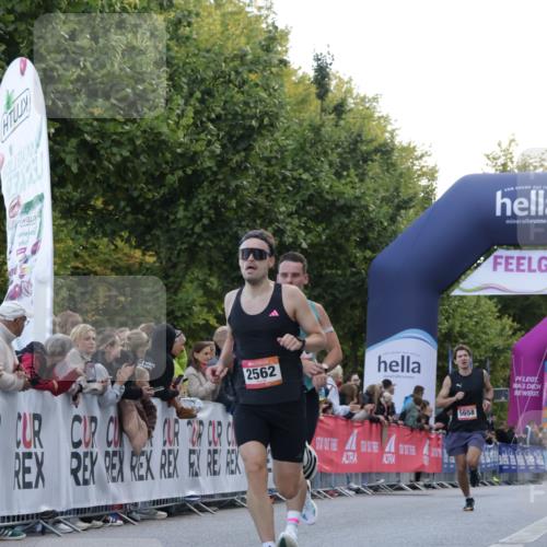 06.09.2026 - CURREX Alsterlauf Yannick Fuchs http://msf.ph/oto/10130178 06.09.2026 09:38:04 Ziel 2562, 4176, 5658, 5901, 6003, 8011 meine-sportfotos.de
