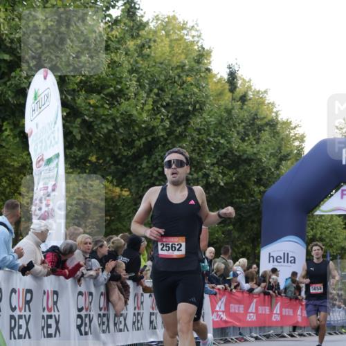 06.09.2026 - CURREX Alsterlauf Yannick Fuchs http://msf.ph/oto/10130200 06.09.2026 09:38:04 Ziel 2562, 4176, 5658, 5901, 6003, 8011 meine-sportfotos.de