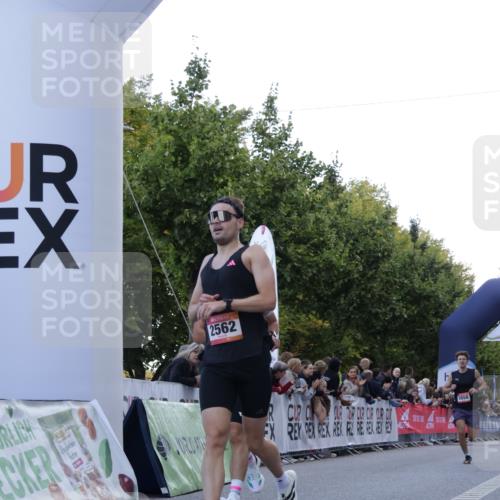 06.09.2026 - CURREX Alsterlauf Yannick Fuchs http://msf.ph/oto/10130250 06.09.2026 09:38:05 Ziel 2562, 4176, 5658, 5901, 6003, 8011 meine-sportfotos.de