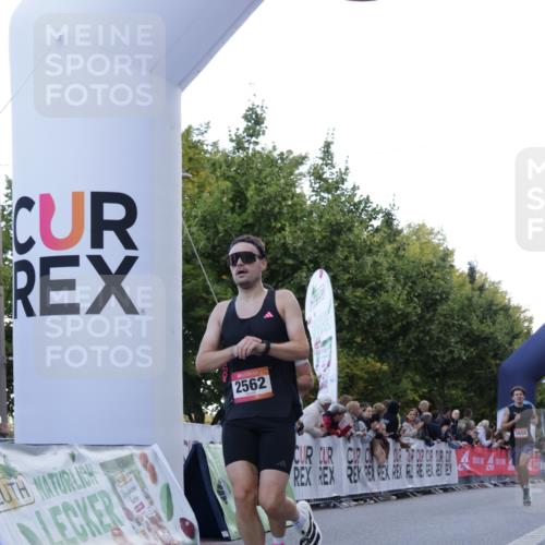 06.09.2026 - CURREX Alsterlauf Yannick Fuchs http://msf.ph/oto/10130258 06.09.2026 09:38:05 Ziel 2562, 4176, 5658, 5901, 6003, 8011 meine-sportfotos.de