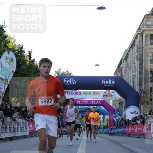 06.09.2026 - CURREX Alsterlauf Yannick Fuchs http://msf.ph/oto/10132064 06.09.2026 09:39:51 Ziel 2858, 3258, 3667, 3731, 3928, 4245, 4502, 5134, 5189, 5404, 5927, 5996, 6066, 6261, 8012, 8254 meine-sportfotos.de