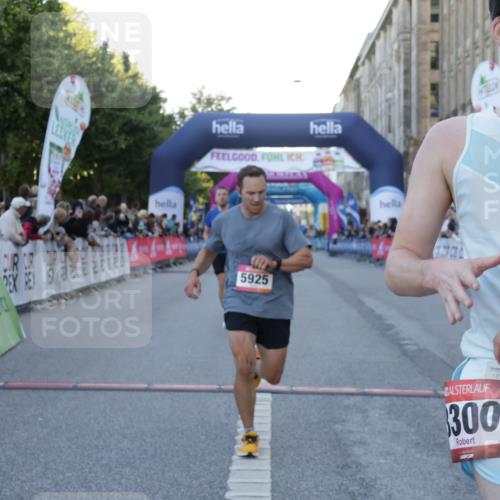 06.09.2026 - CURREX Alsterlauf Yannick Fuchs http://msf.ph/oto/10132188 06.09.2026 09:40:09 Ziel 2211, 2831, 3300, 5150, 5925 meine-sportfotos.de