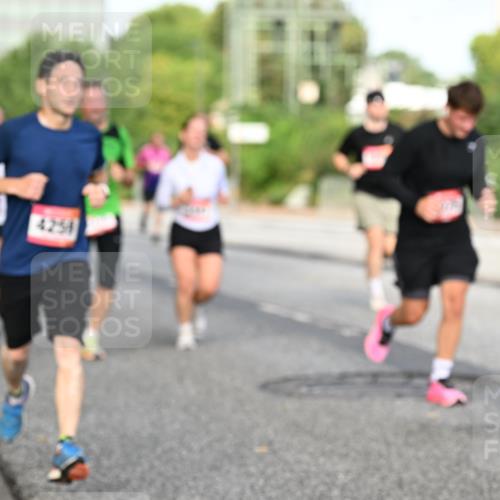 06.09.2026 - CURREX Alsterlauf Dr. Thomas Lammeyer http://msf.ph/oto/10133646 06.09.2026 09:58:37 Laufen 4254 meine-sportfotos.de