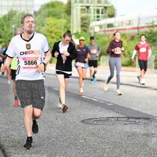 06.09.2026 - CURREX Alsterlauf Dr. Thomas Lammeyer http://msf.ph/oto/10134221 06.09.2026 09:59:28 Laufen 2741, 24, 5866, 010, 5780 meine-sportfotos.de