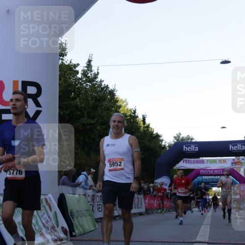 06.09.2026 - CURREX Alsterlauf Yannick Fuchs http://msf.ph/oto/10135263 06.09.2026 09:43:16 Ziel 2137, 2907, 3366, 3572, 3753, 4016, 5649, 5776, 5904, 5952, 5955, 5963, 6002, 6104, 8233, 8330 meine-sportfotos.de